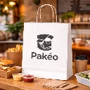 1Bolsa blanca Pakéo con comida para llevar en ambiente de restaurante.webp